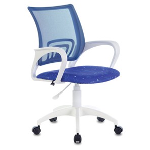 Кресло компьютерное Brabix Fly MG-396W (с подлокотниками, пластик белый, сетка, темно-синее с рисунком "Space") 532405 в Сыктывкаре